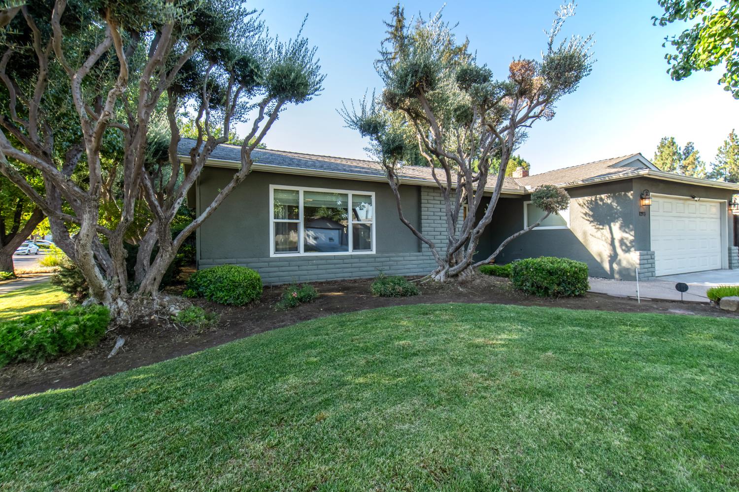 1293 W Dyer Ave, Fresno, CA 93711