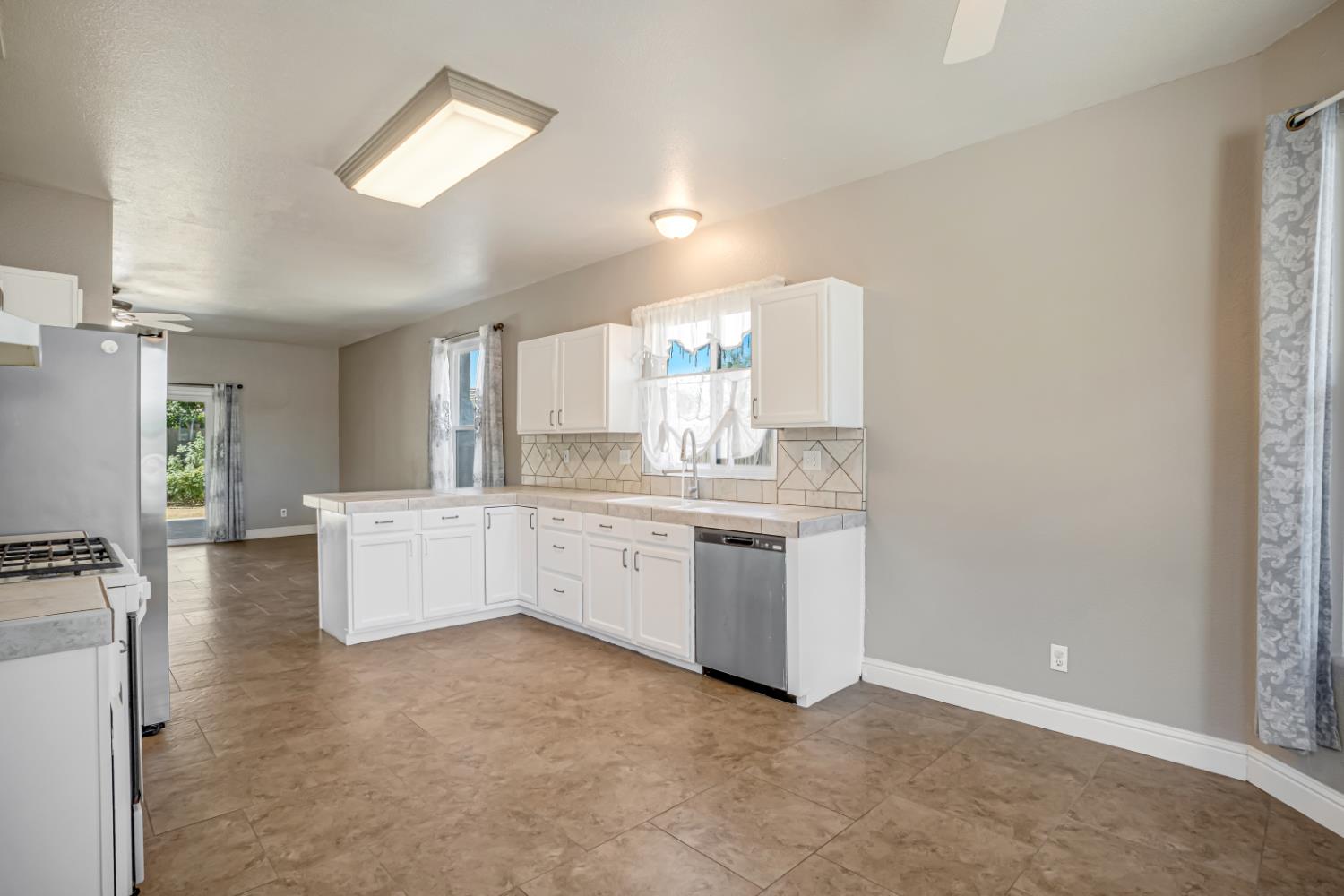 2468 S Phillip Ave, Fresno, CA 93727