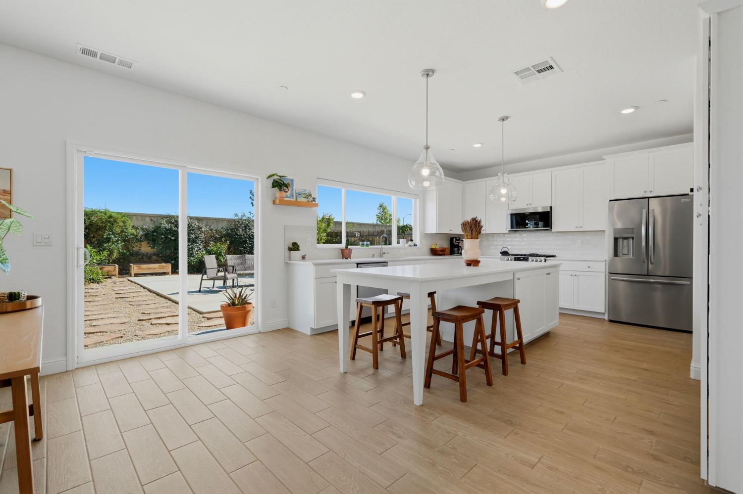 2445 W Claridge Way, Hanford, CA 93230