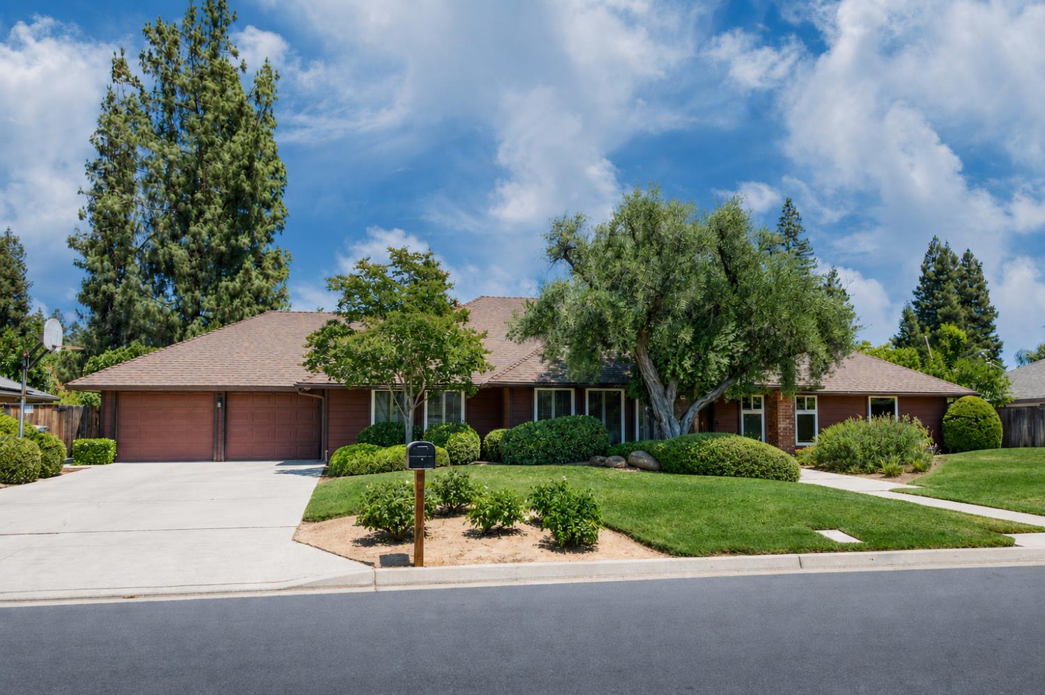 7238 N Ila, Fresno, CA 93711