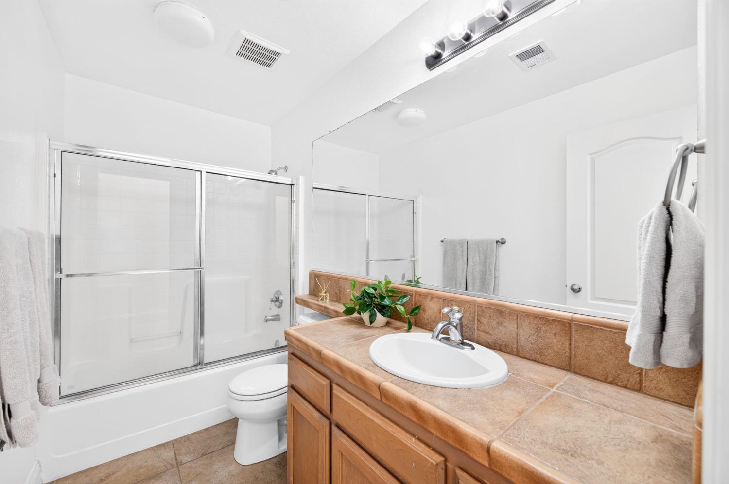 2888 E Muncie Ave, Fresno, CA 93720