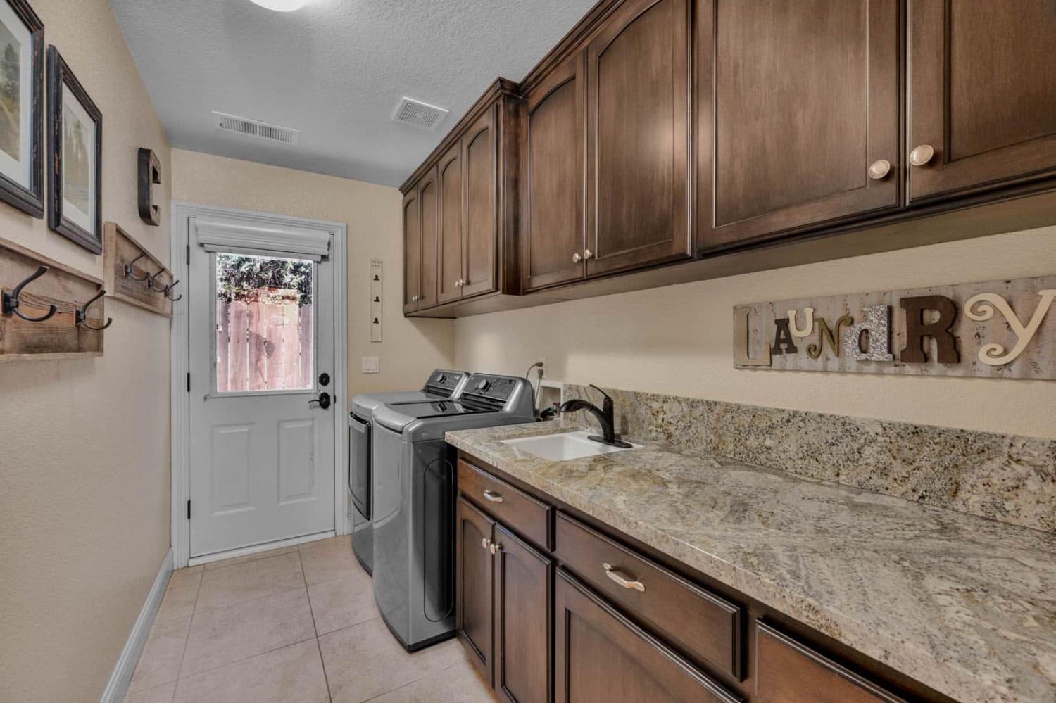 2264 Vermont Ave, Clovis, CA 93619