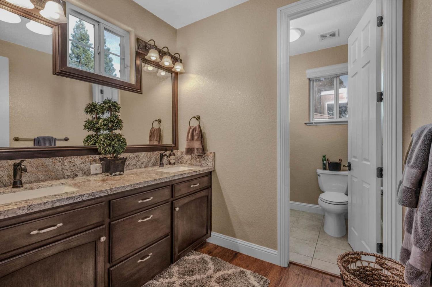 2264 Vermont Ave, Clovis, CA 93619