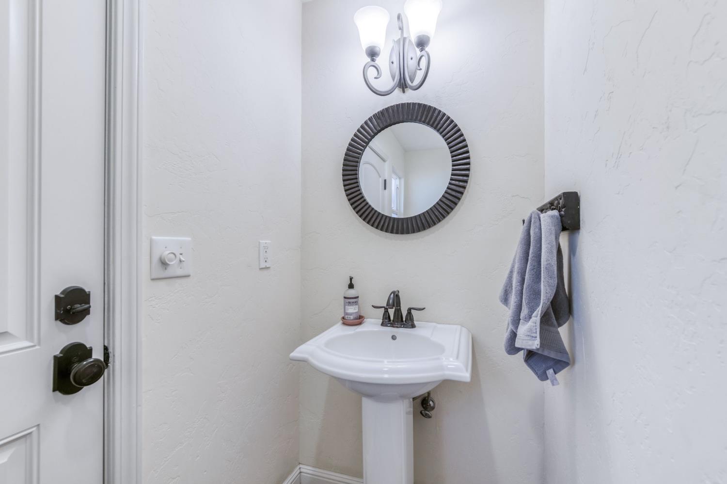 812 E Rialto Ave, Fresno, CA 93704