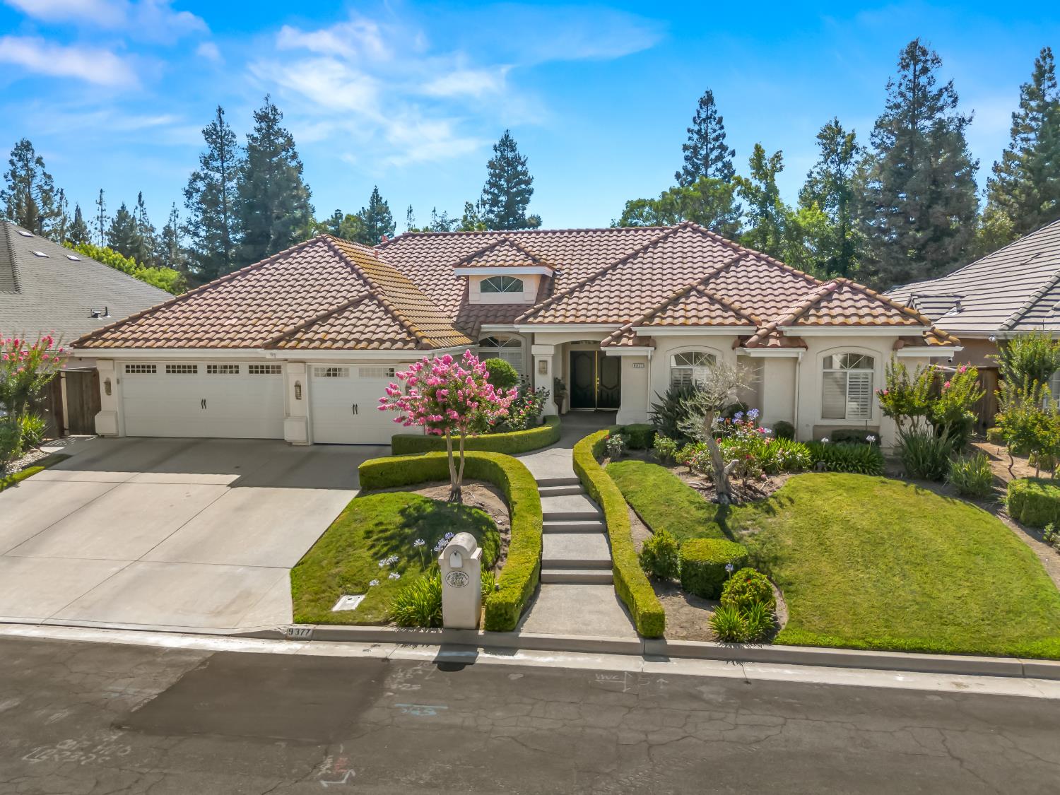 9377 N Saint Martin Dr, Fresno, CA 93720