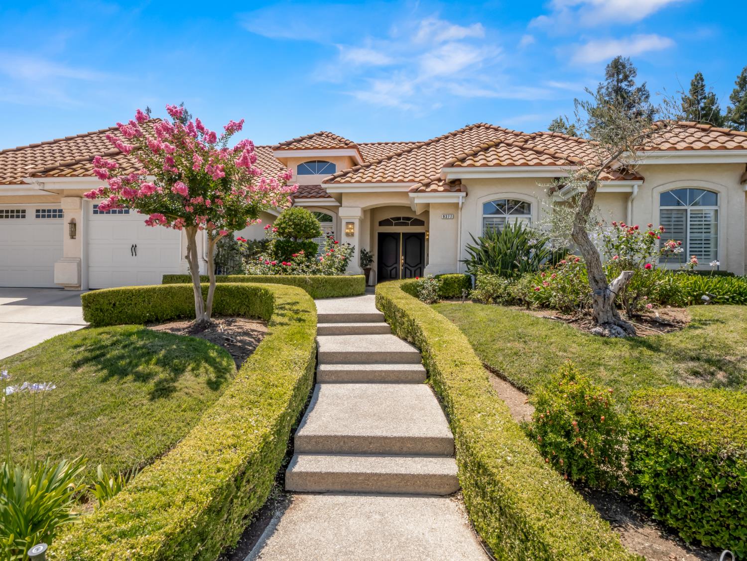 9377 N Saint Martin Dr, Fresno, CA 93720