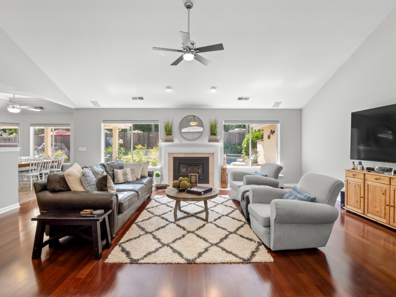 9377 N Saint Martin Dr, Fresno, CA 93720