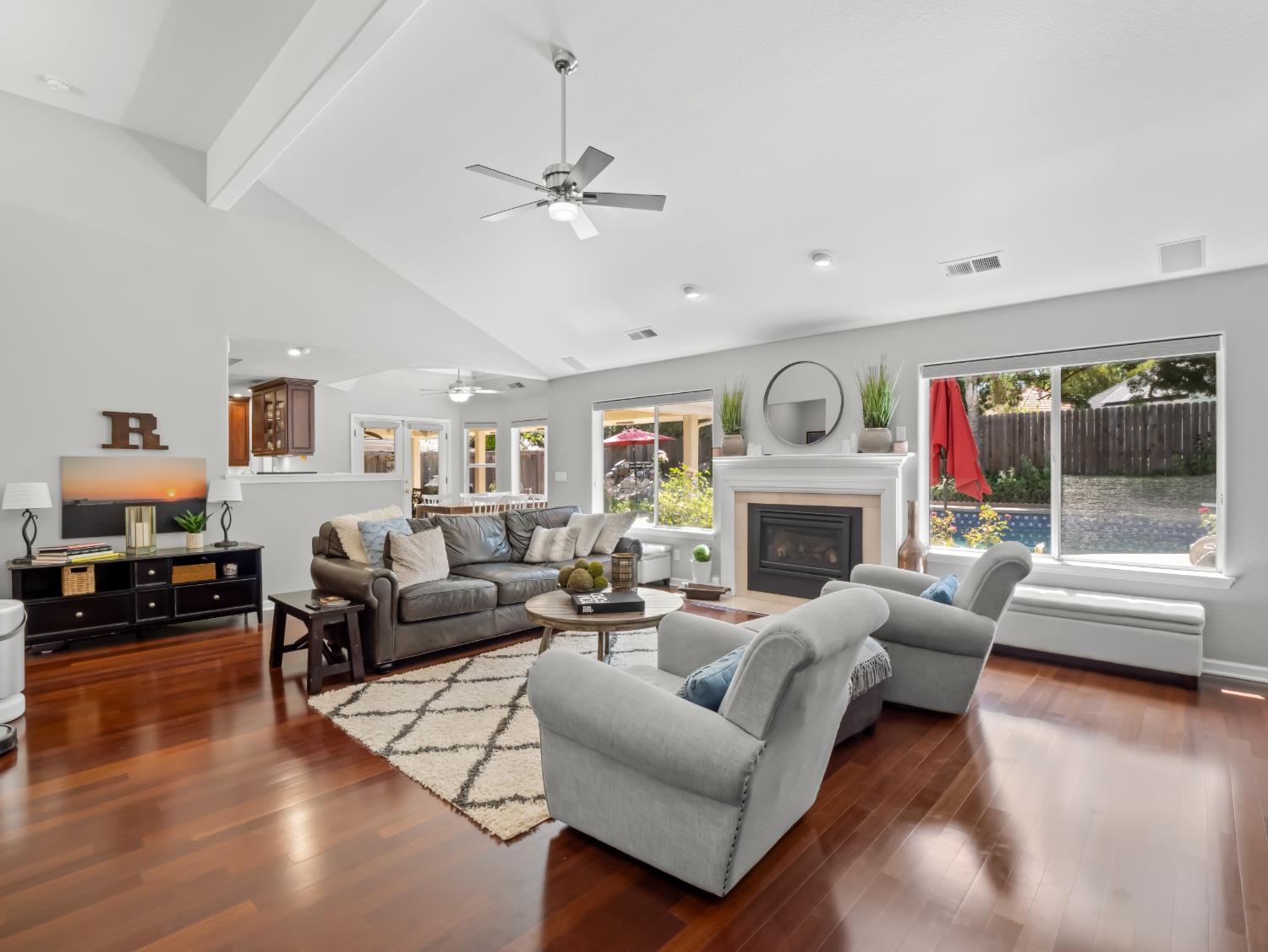 9377 N Saint Martin Dr, Fresno, CA 93720