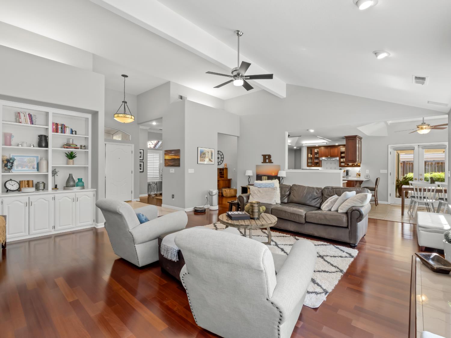 9377 N Saint Martin Dr, Fresno, CA 93720