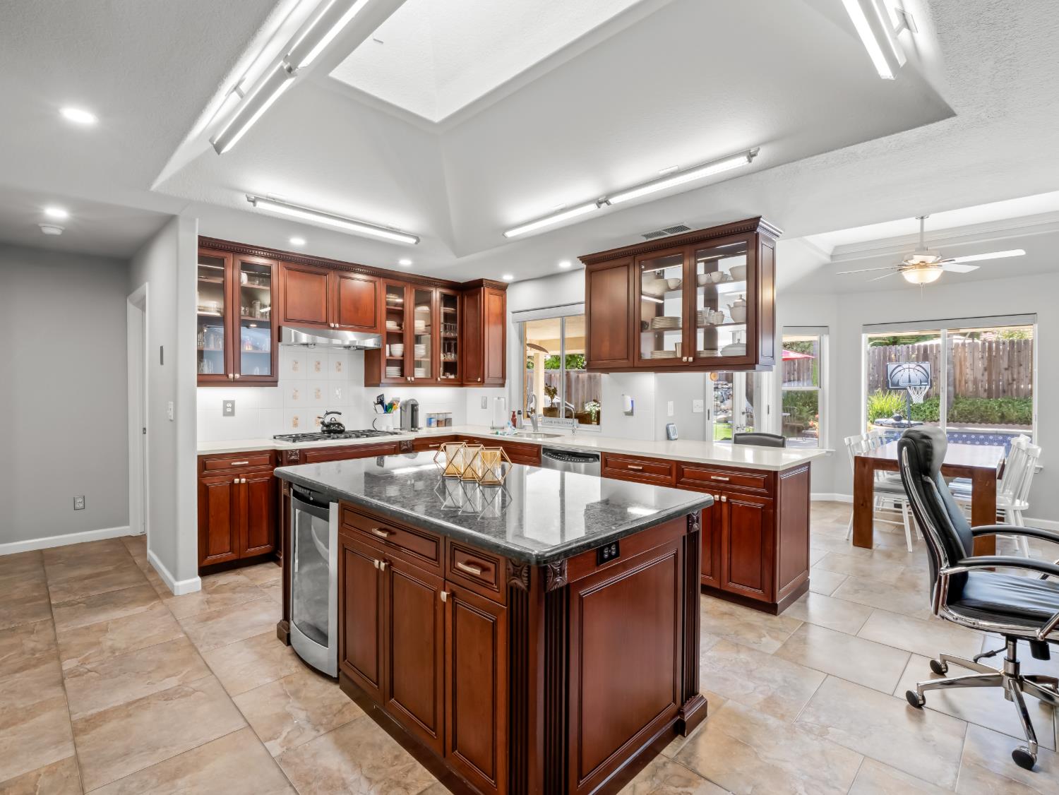 9377 N Saint Martin Dr, Fresno, CA 93720