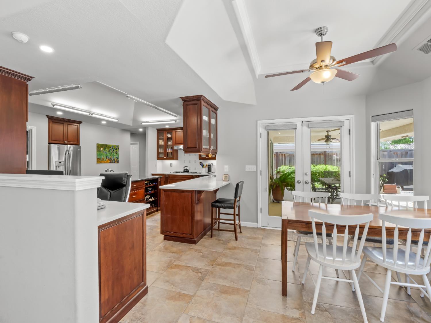 9377 N Saint Martin Dr, Fresno, CA 93720