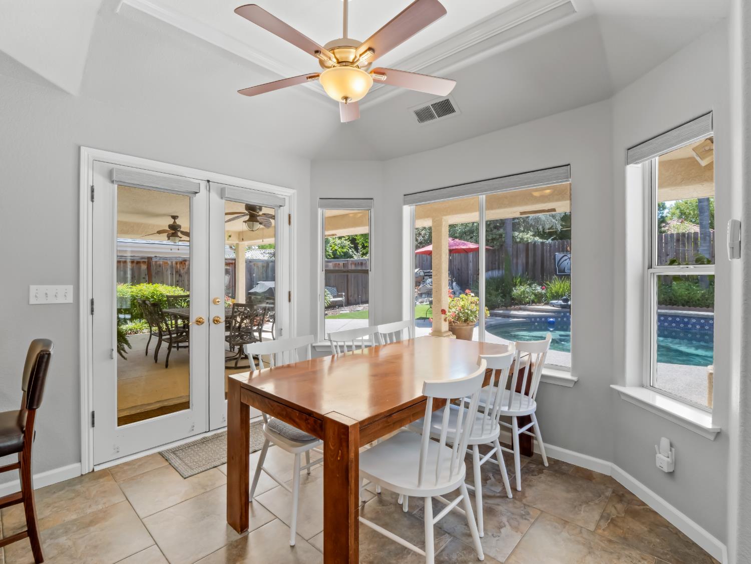 9377 N Saint Martin Dr, Fresno, CA 93720