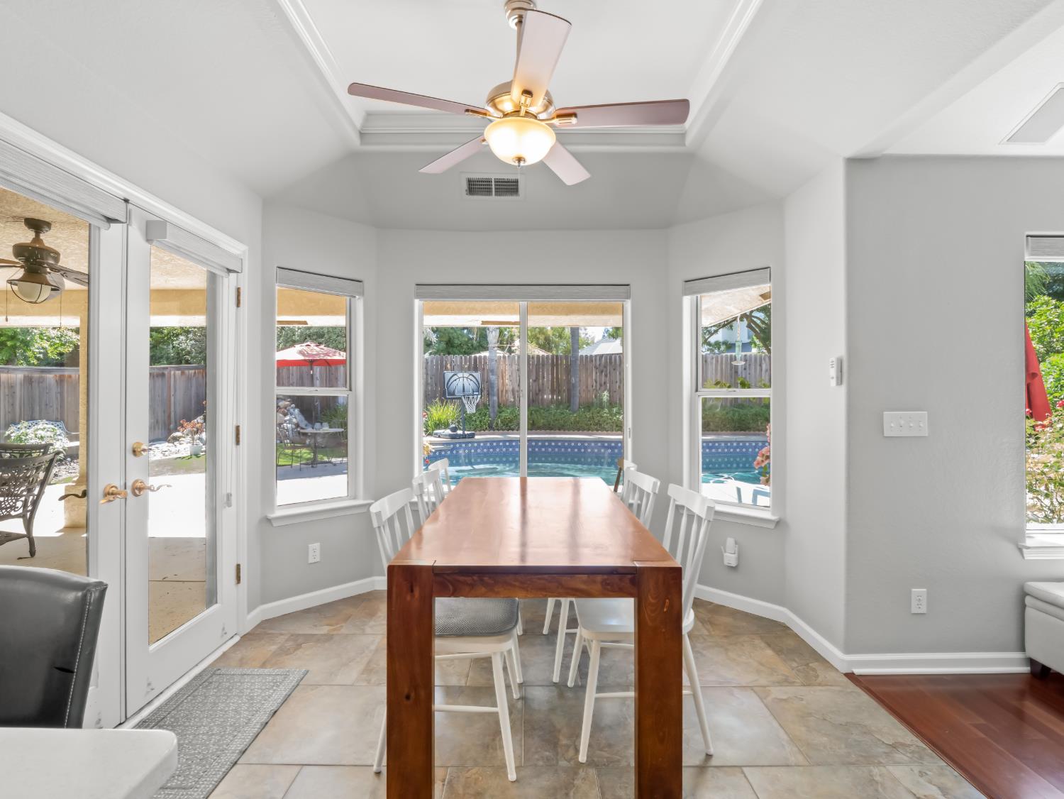 9377 N Saint Martin Dr, Fresno, CA 93720