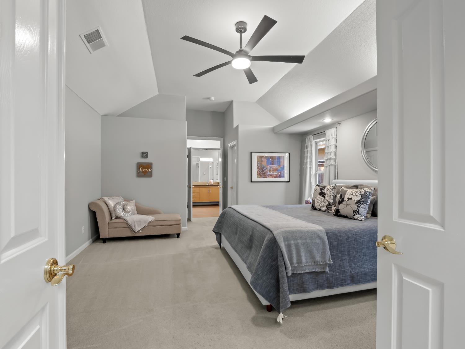 9377 N Saint Martin Dr, Fresno, CA 93720