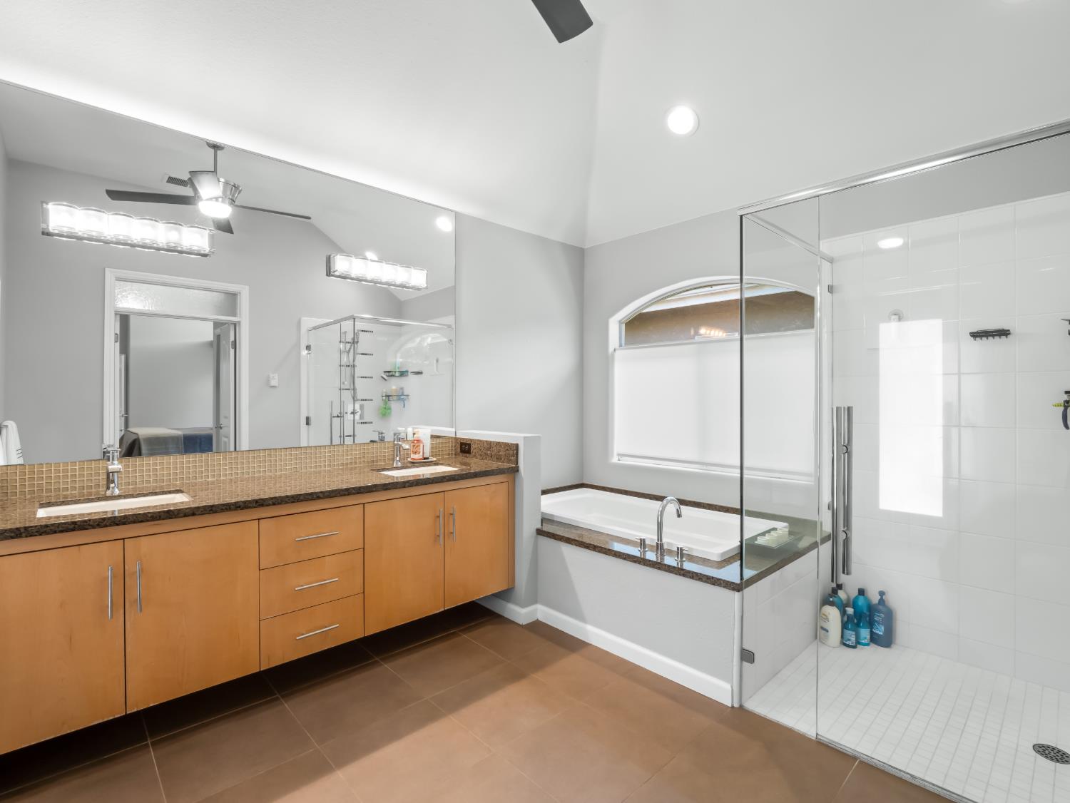 9377 N Saint Martin Dr, Fresno, CA 93720