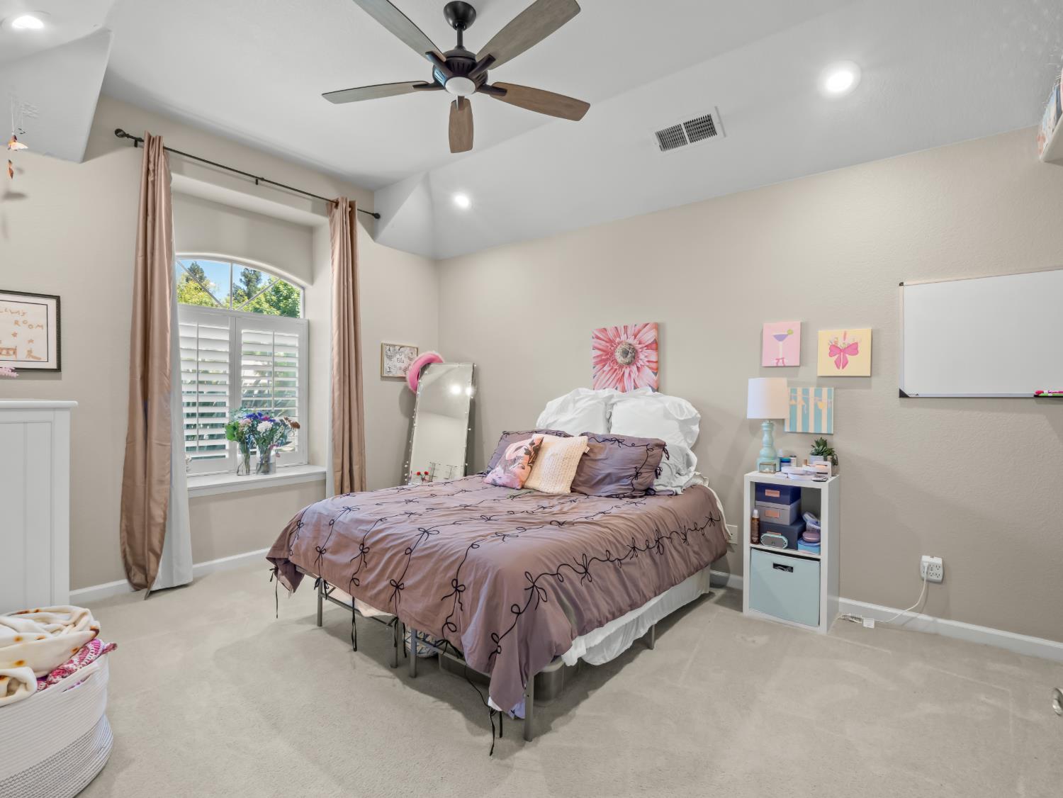 9377 N Saint Martin Dr, Fresno, CA 93720