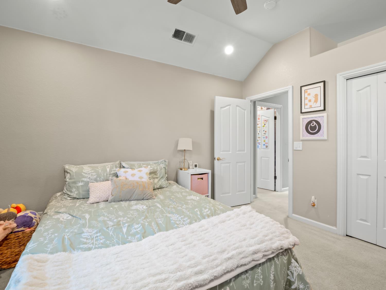 9377 N Saint Martin Dr, Fresno, CA 93720