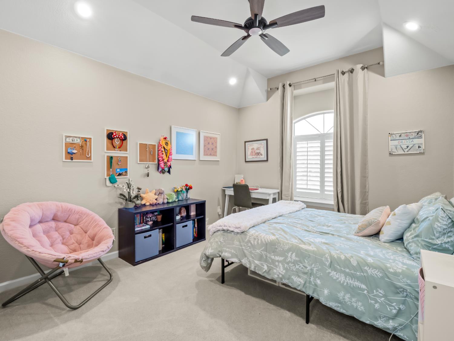 9377 N Saint Martin Dr, Fresno, CA 93720