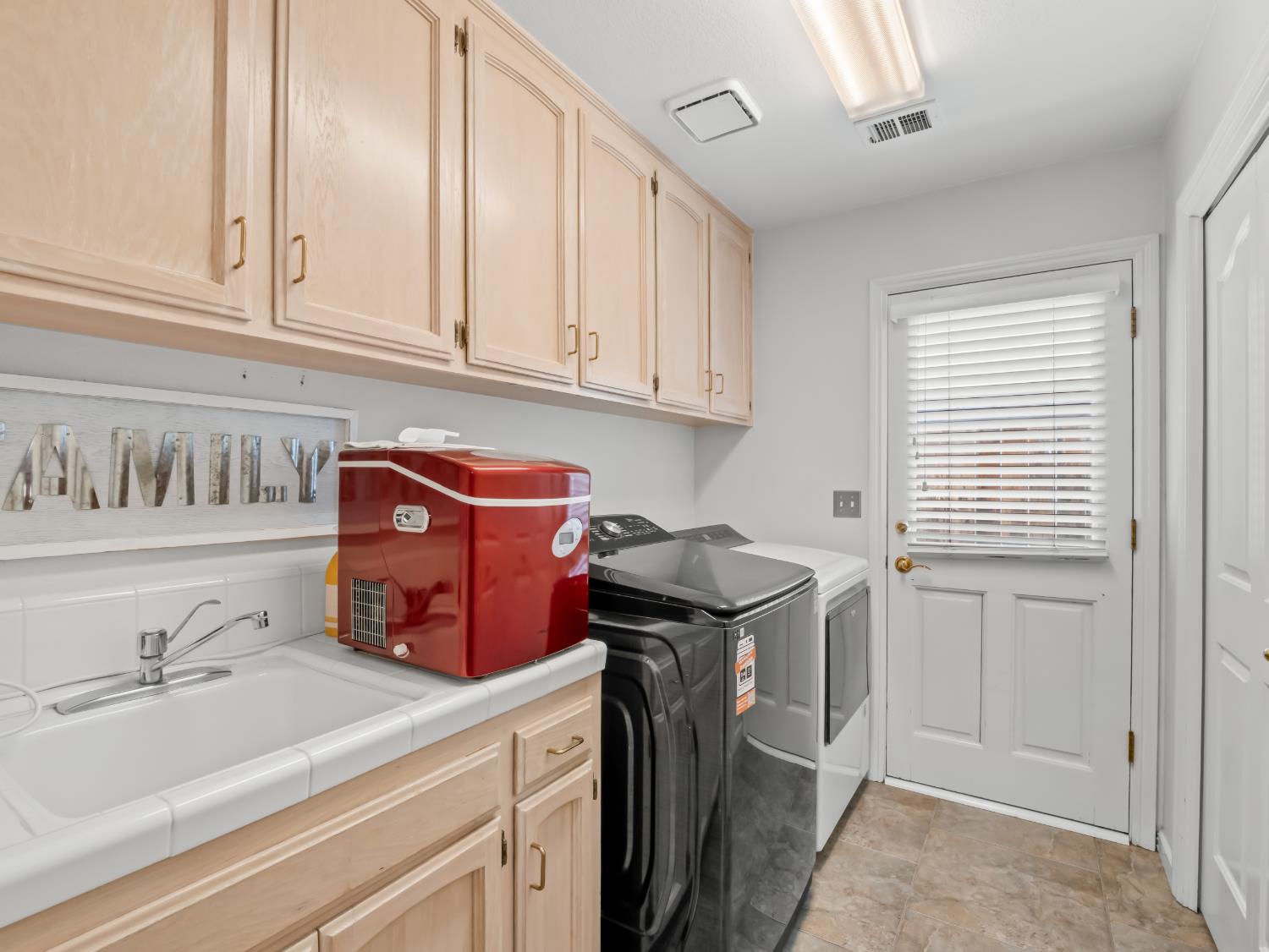 9377 N Saint Martin Dr, Fresno, CA 93720