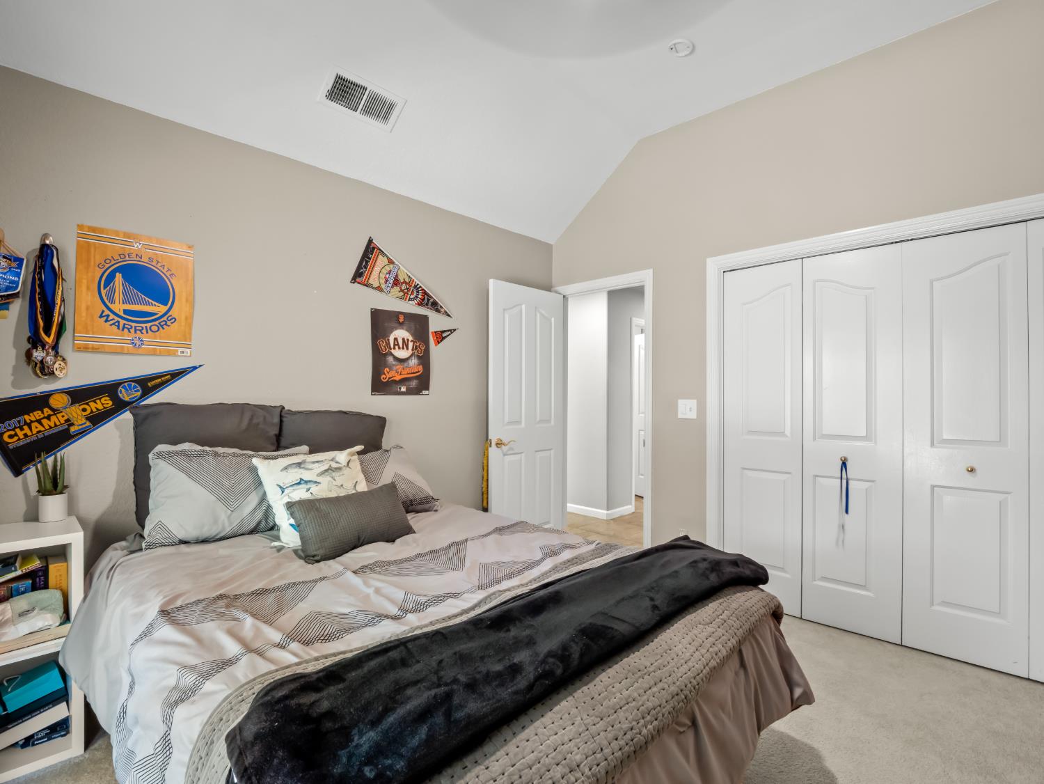 9377 N Saint Martin Dr, Fresno, CA 93720