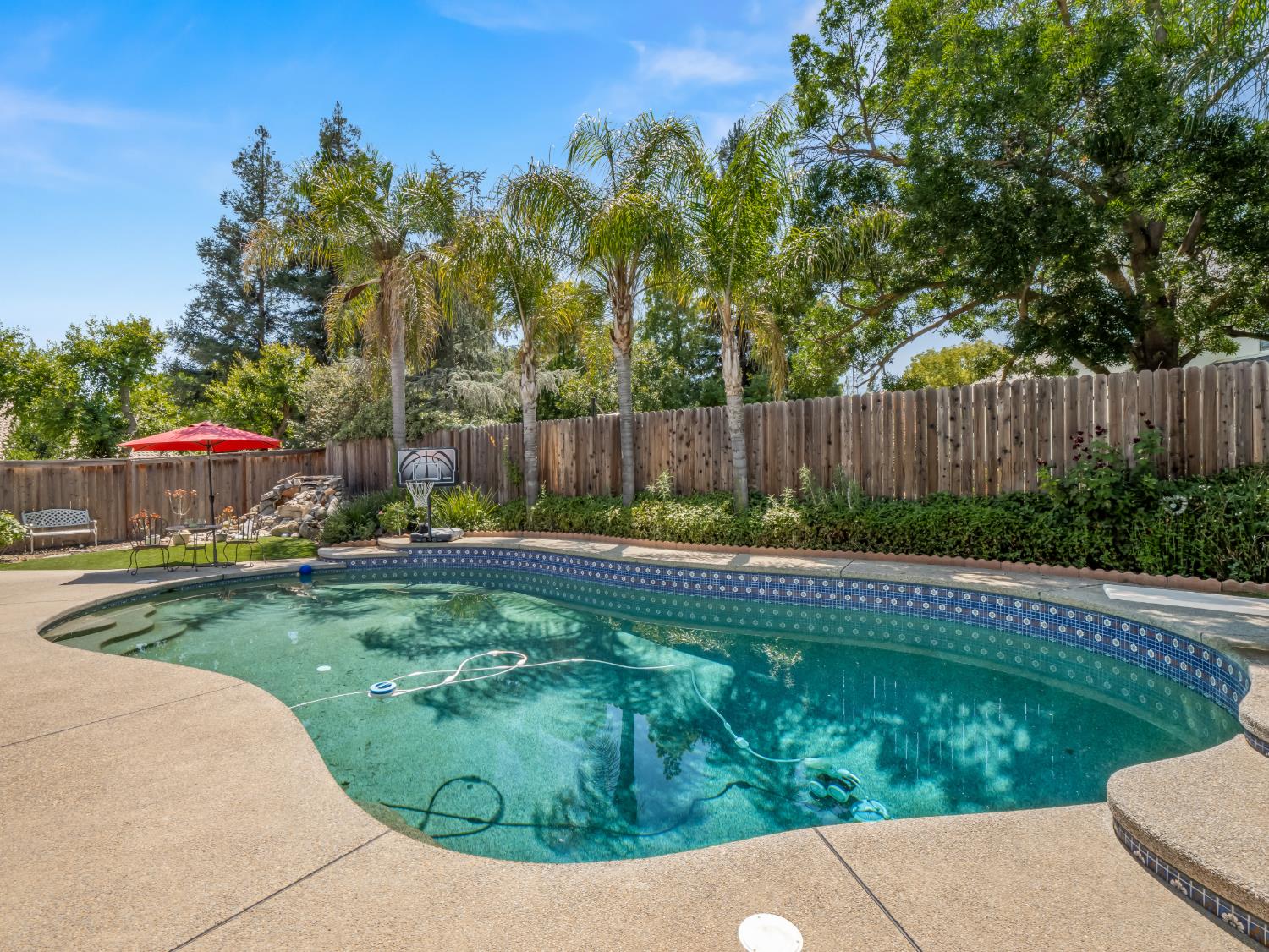 9377 N Saint Martin Dr, Fresno, CA 93720