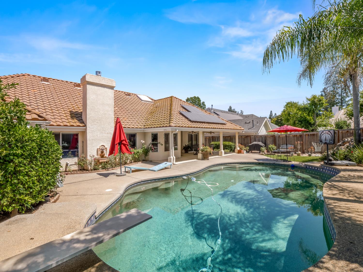 9377 N Saint Martin Dr, Fresno, CA 93720