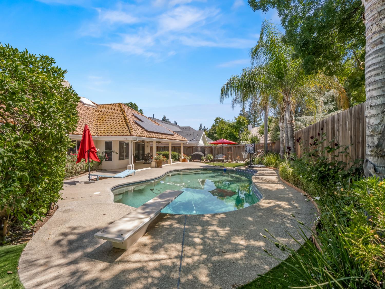 9377 N Saint Martin Dr, Fresno, CA 93720