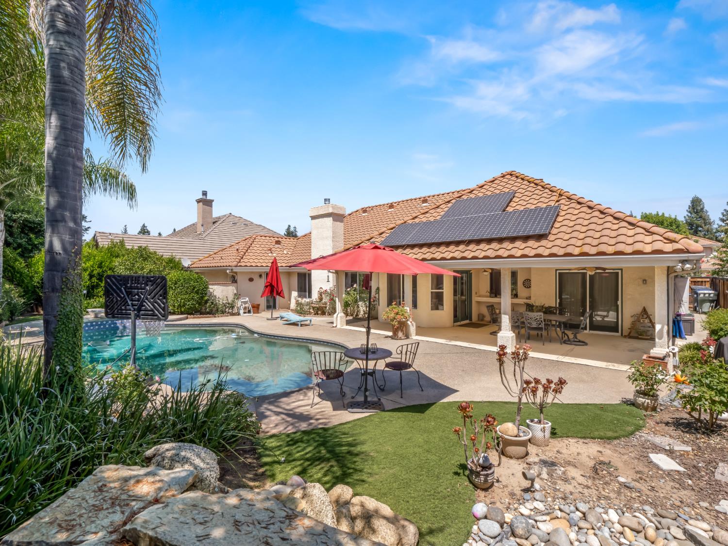 9377 N Saint Martin Dr, Fresno, CA 93720