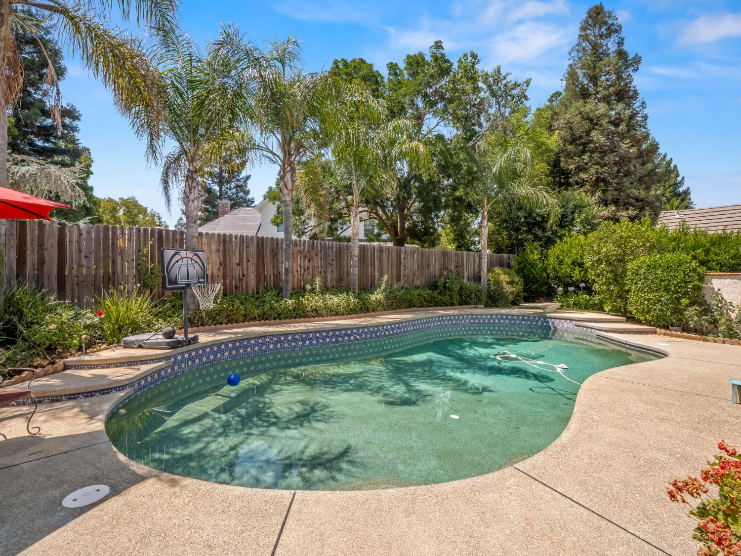 9377 N Saint Martin Dr, Fresno, CA 93720