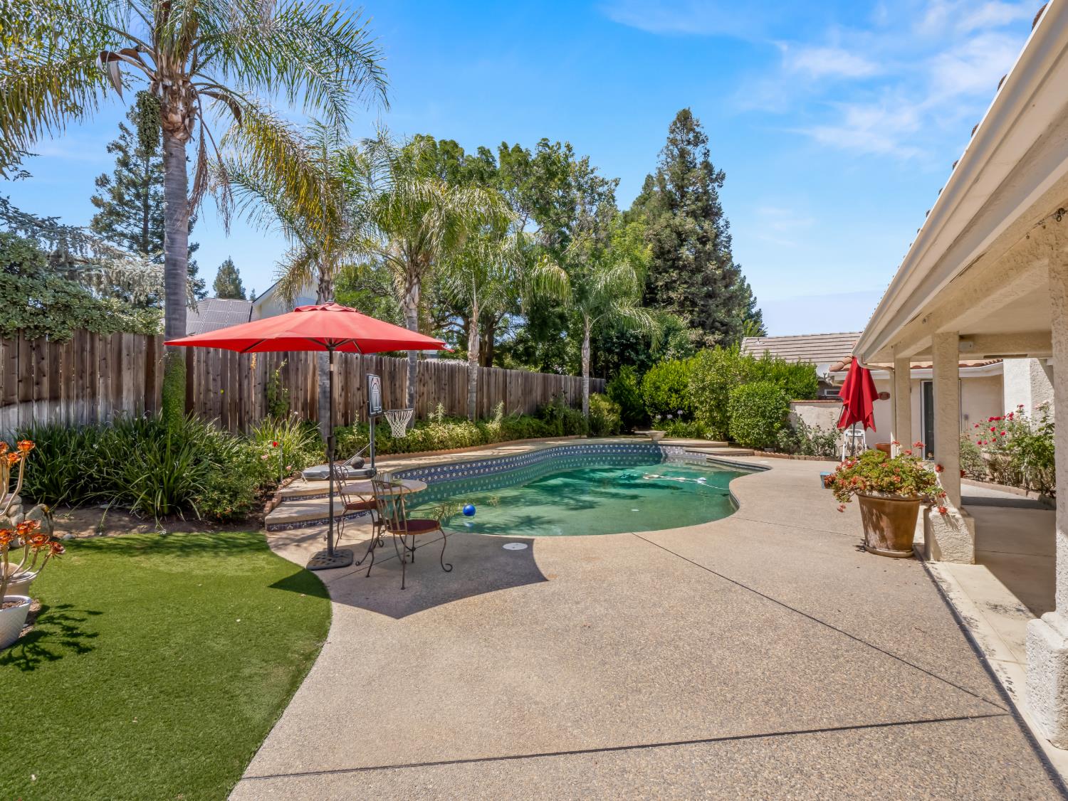 9377 N Saint Martin Dr, Fresno, CA 93720