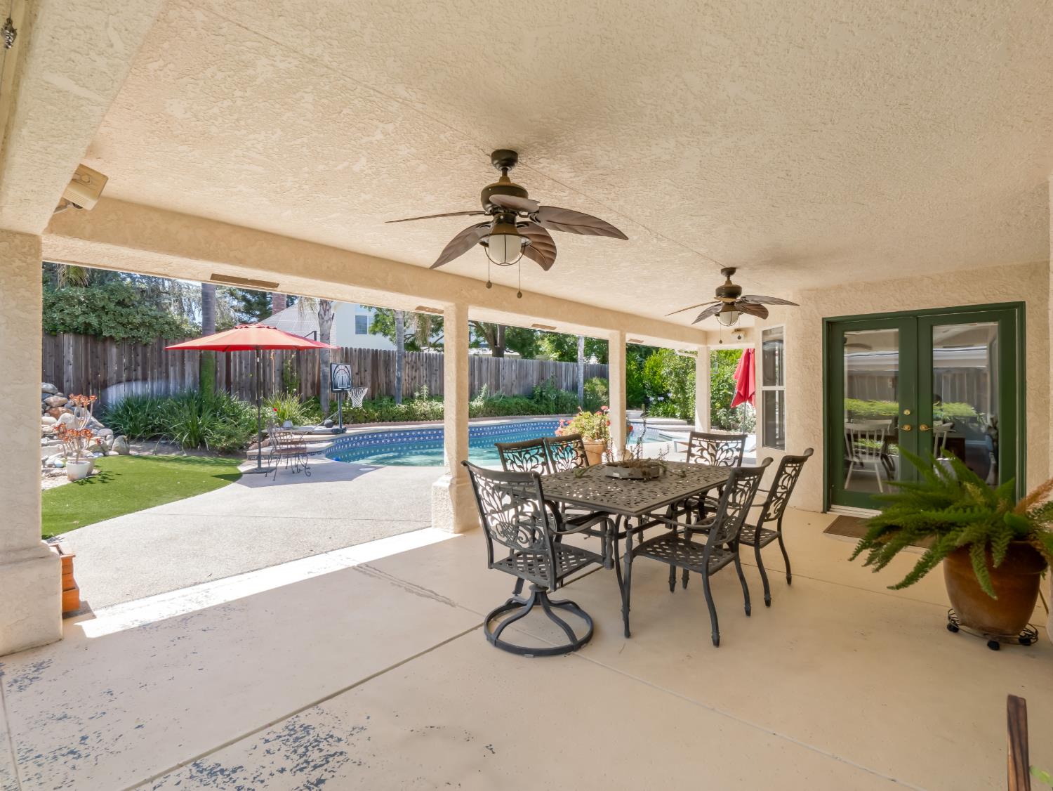 9377 N Saint Martin Dr, Fresno, CA 93720