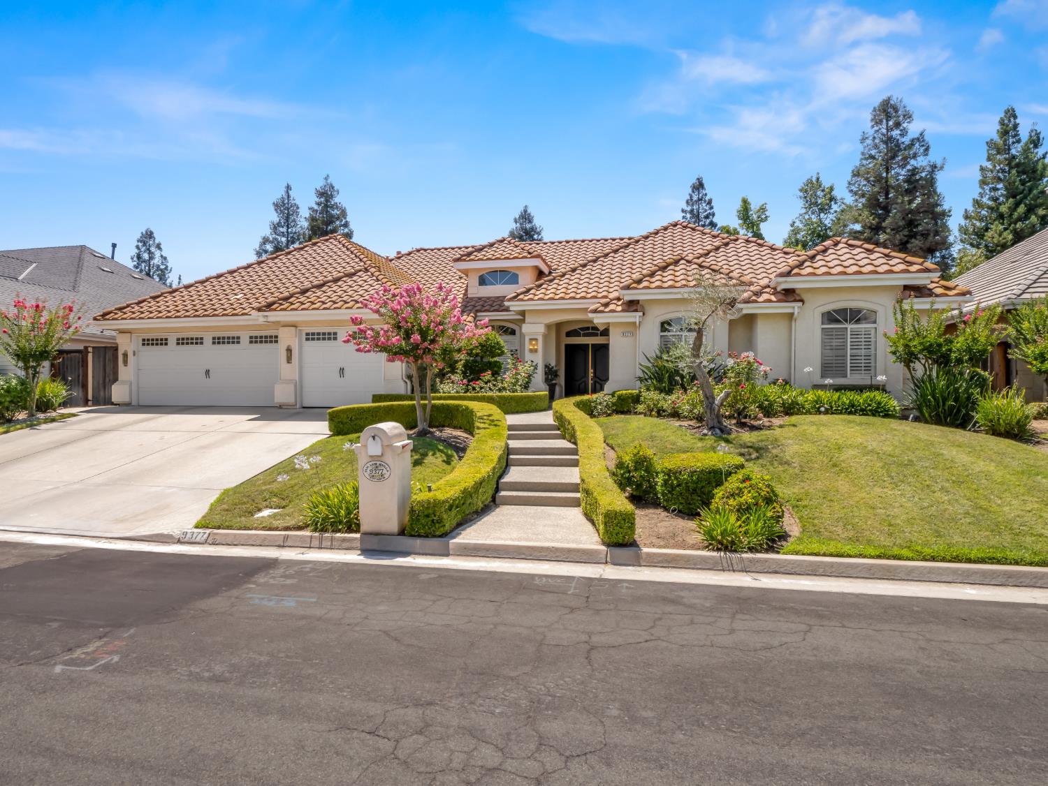 9377 N Saint Martin Dr, Fresno, CA 93720