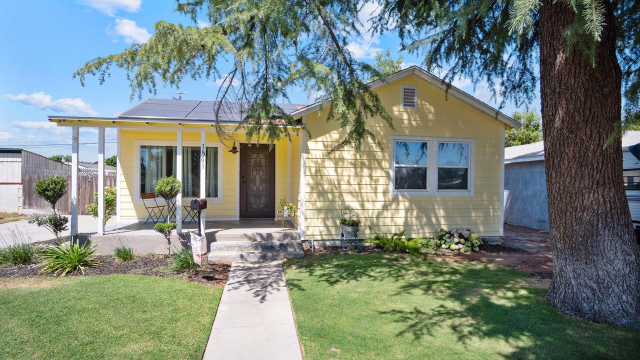 1805 W Kenmore Dr W, Fresno, CA 93703