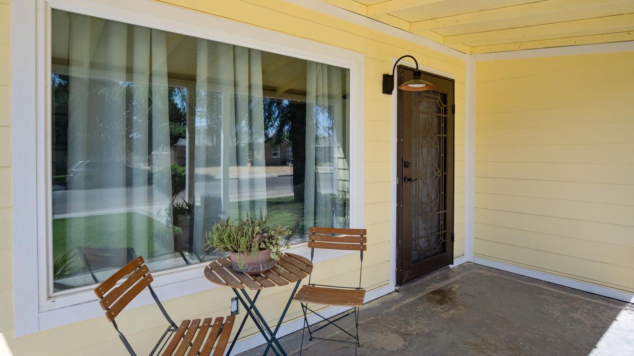 1805 W Kenmore Dr W, Fresno, CA 93703