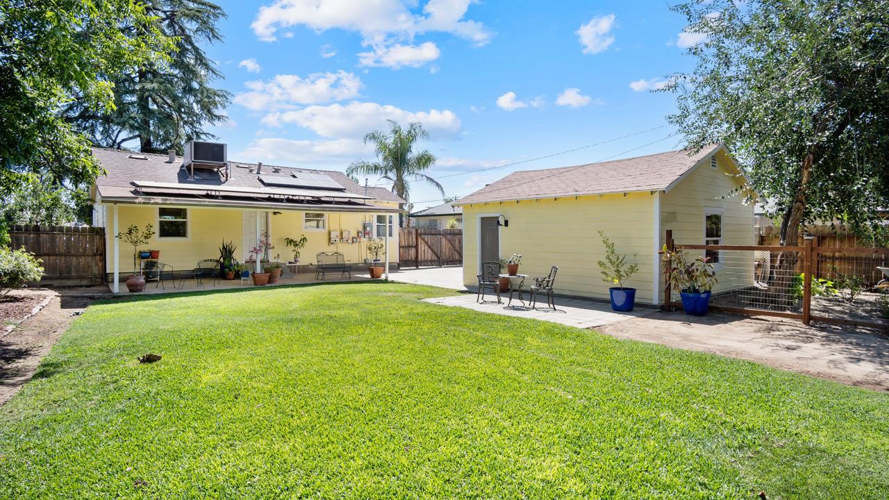1805 W Kenmore Dr W, Fresno, CA 93703