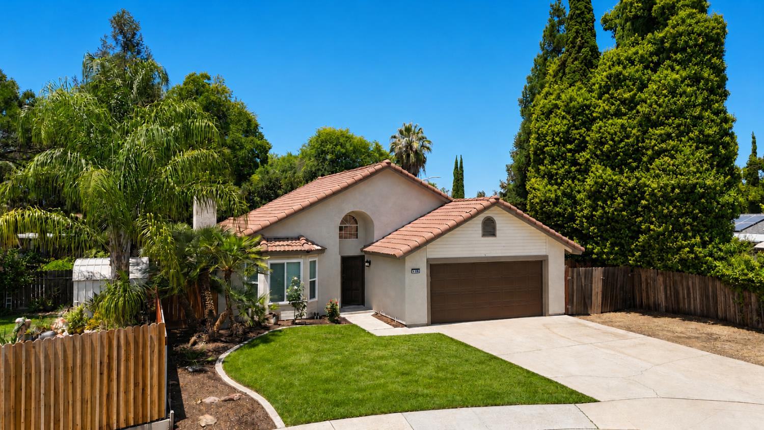 126 kelly, Clovis, CA 93611