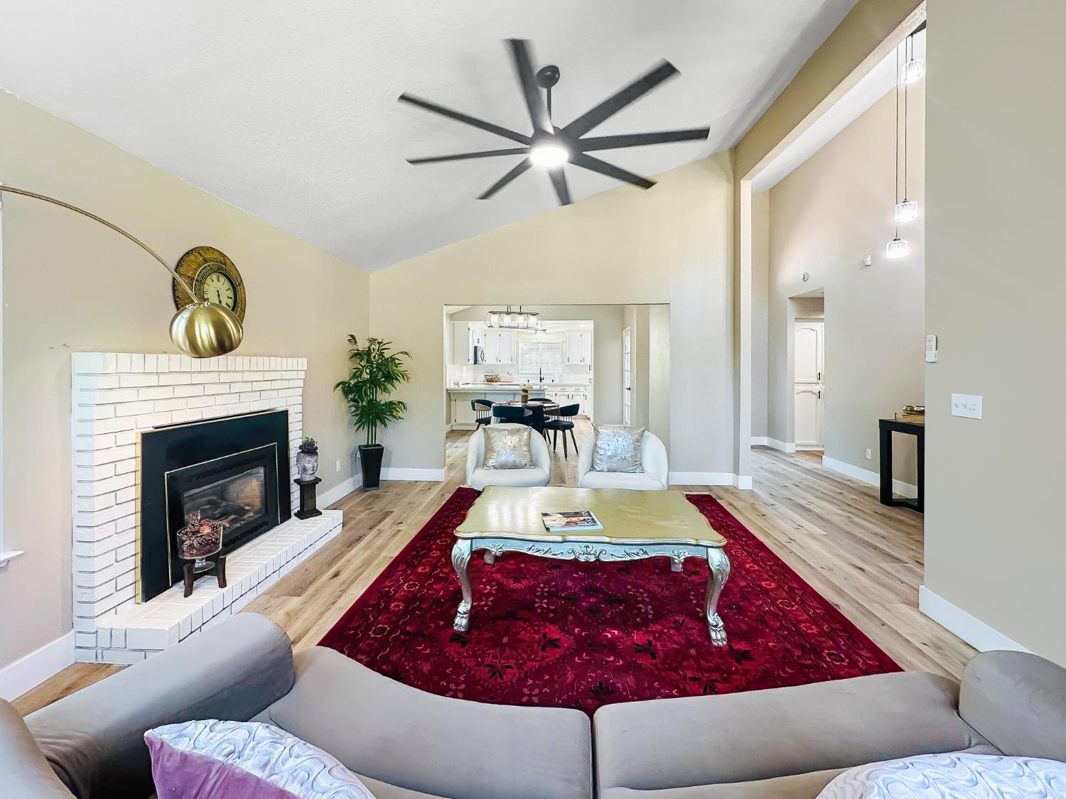 126 kelly, Clovis, CA 93611