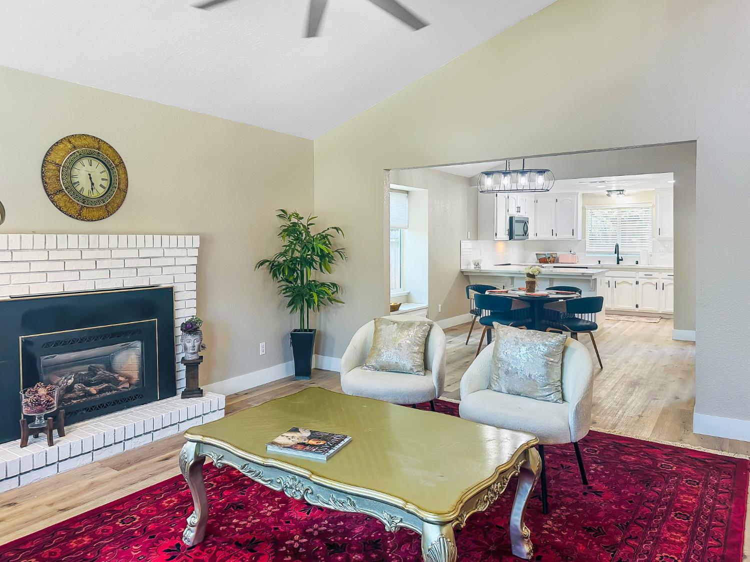 126 kelly, Clovis, CA 93611