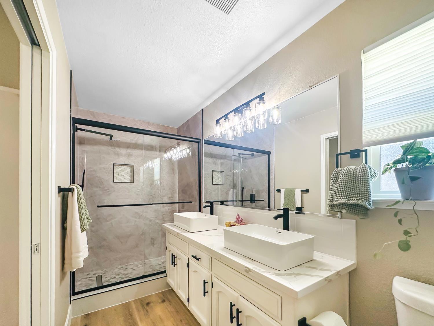 126 kelly, Clovis, CA 93611