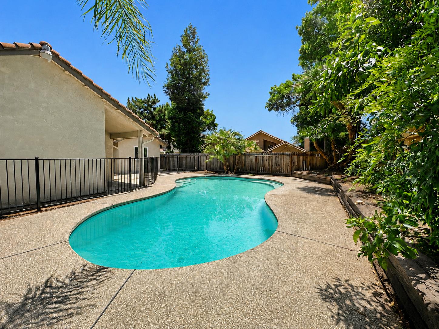126 kelly, Clovis, CA 93611