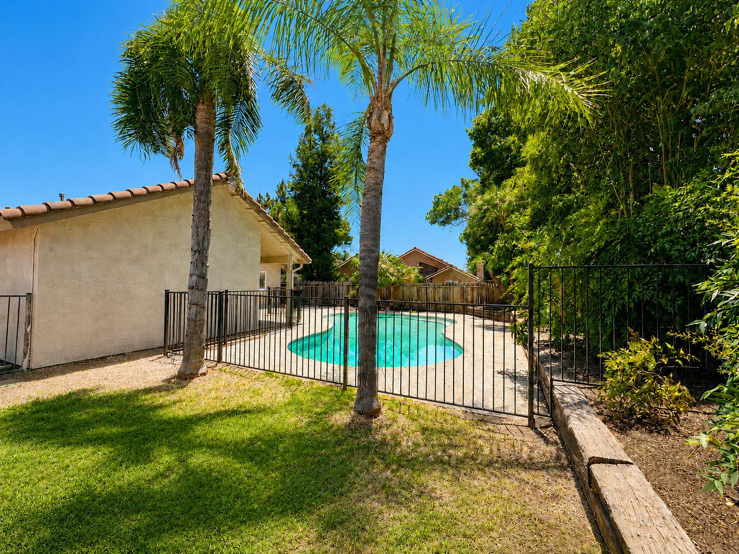 126 kelly, Clovis, CA 93611