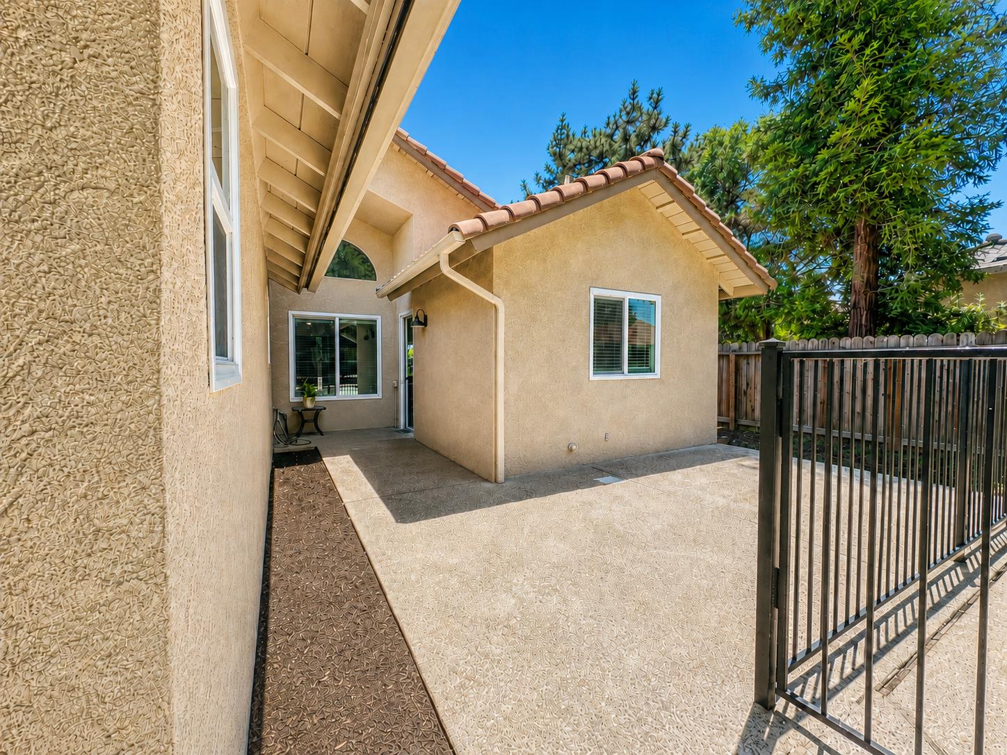 126 kelly, Clovis, CA 93611