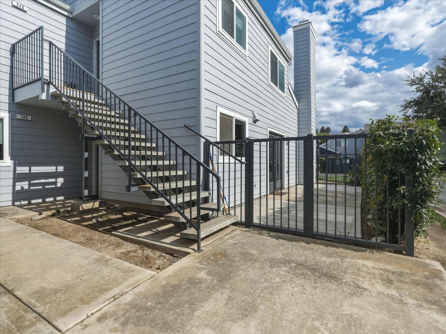 7675 N 1St St #140, Fresno, CA 93720