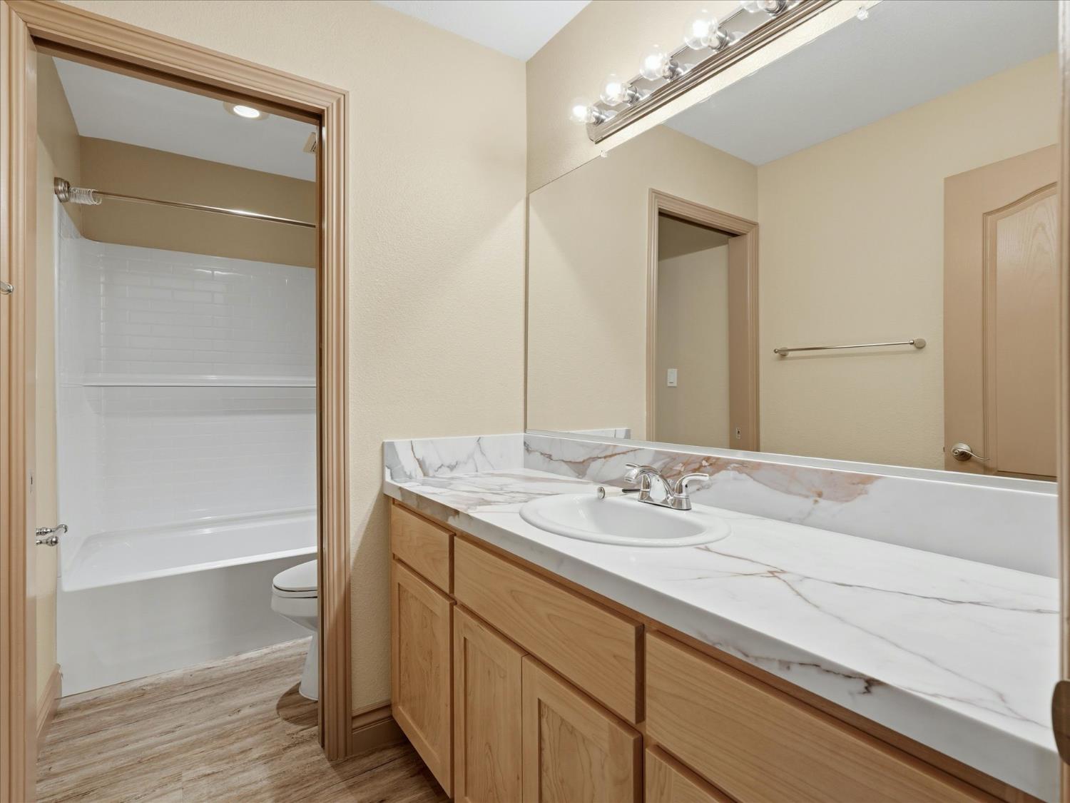 7675 N 1St St #140, Fresno, CA 93720