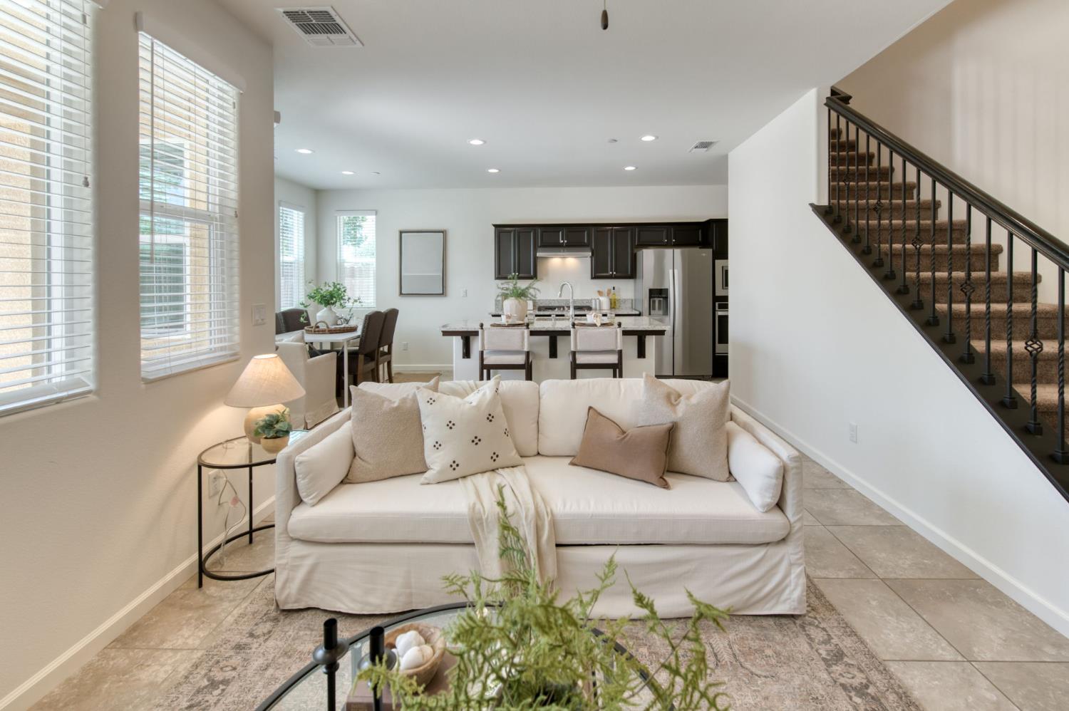 896 Lassen Ln W, Madera, CA 93636