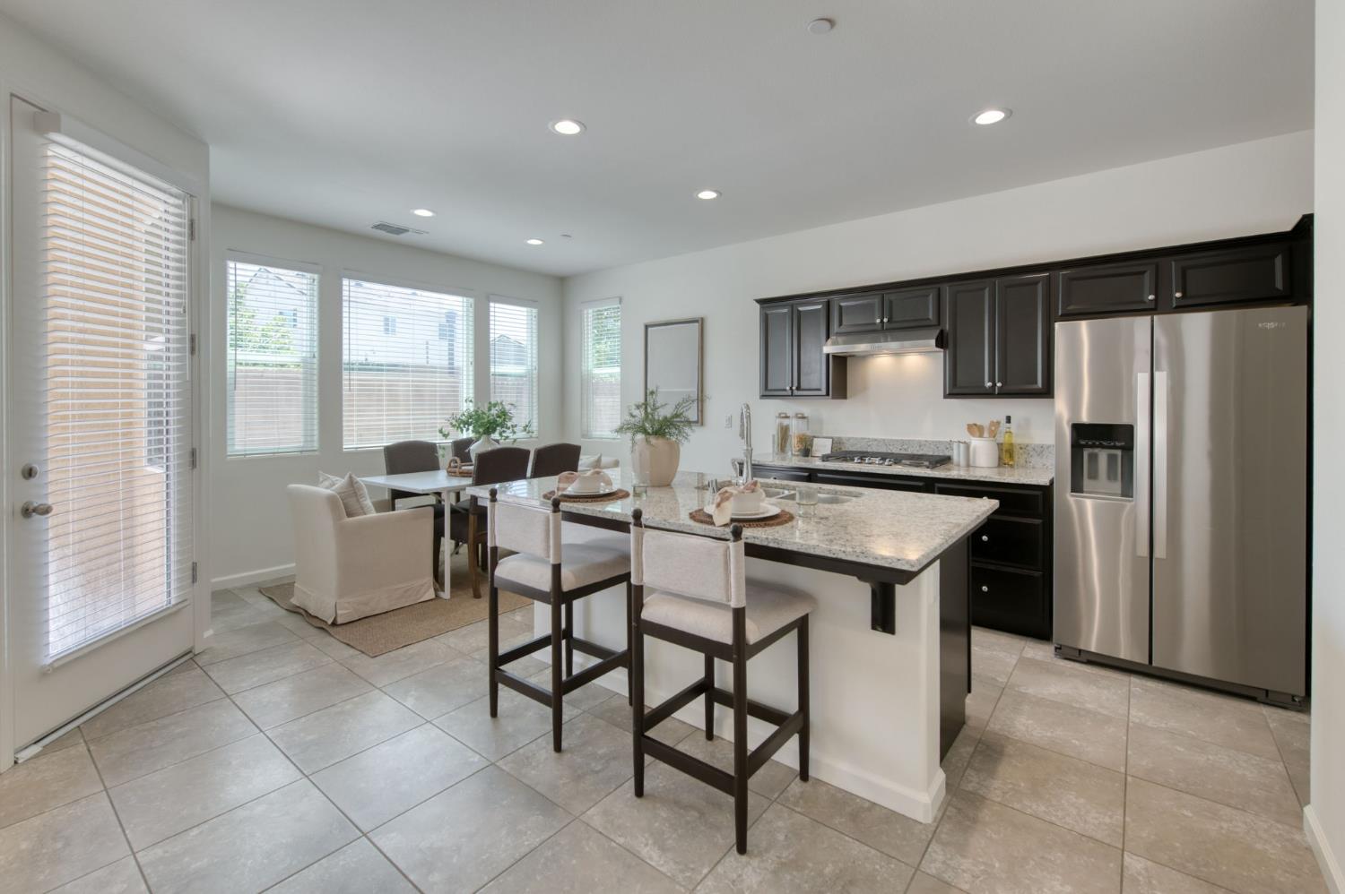 896 Lassen Ln W, Madera, CA 93636