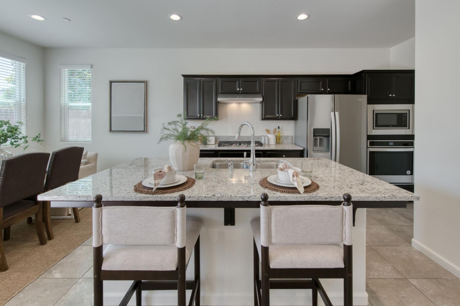 896 Lassen Ln W, Madera, CA 93636