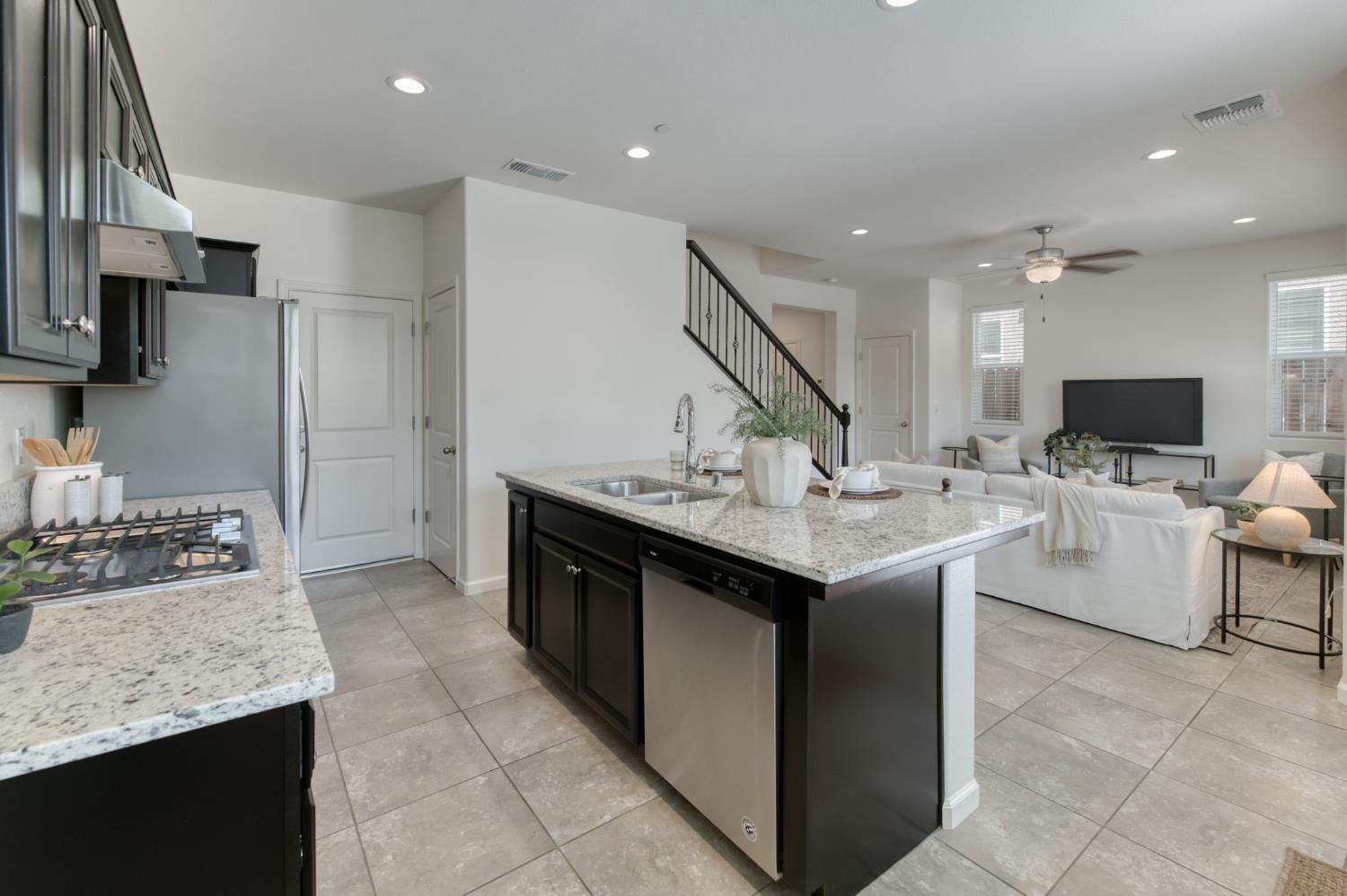 896 Lassen Ln W, Madera, CA 93636