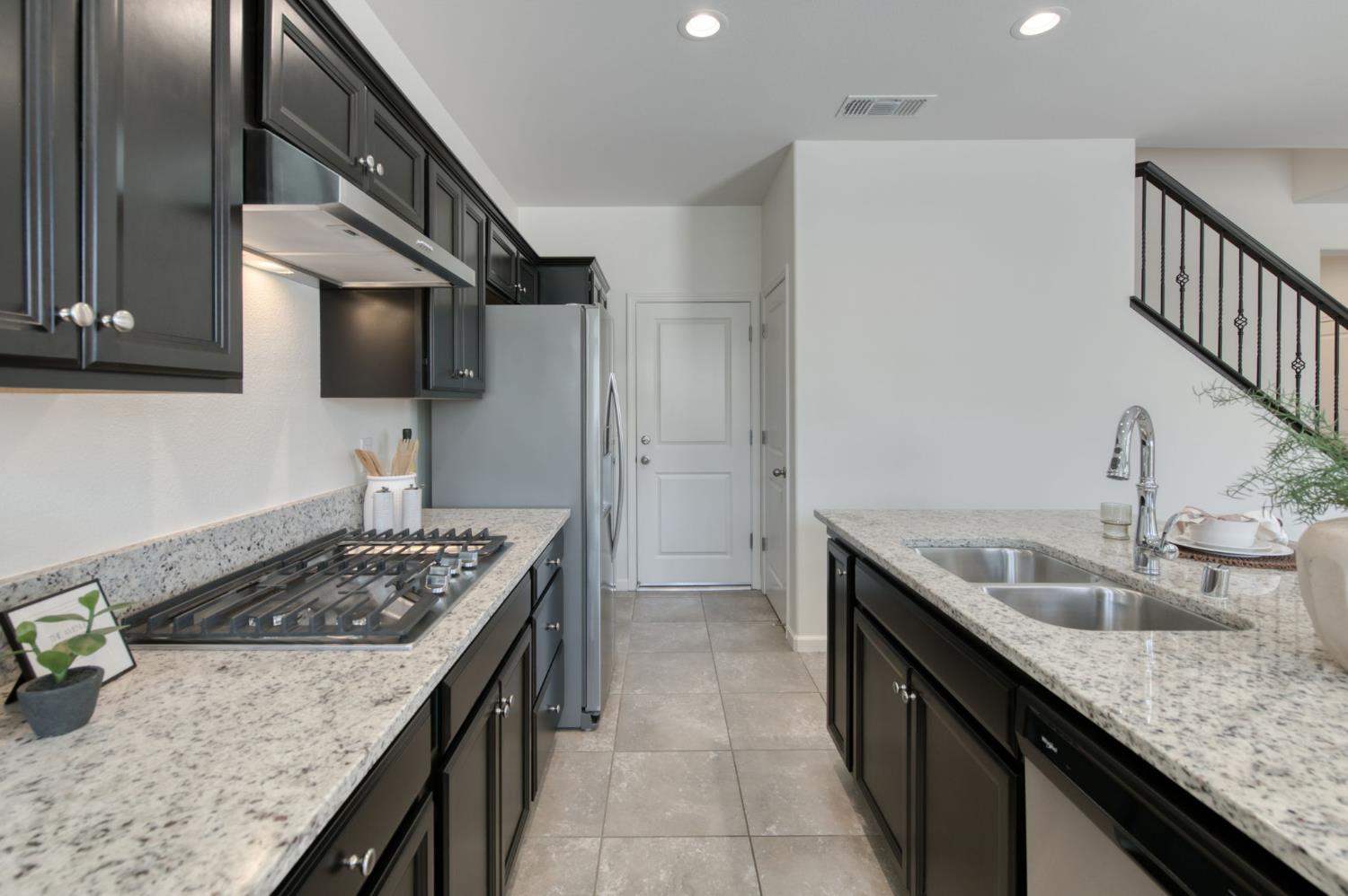 896 Lassen Ln W, Madera, CA 93636