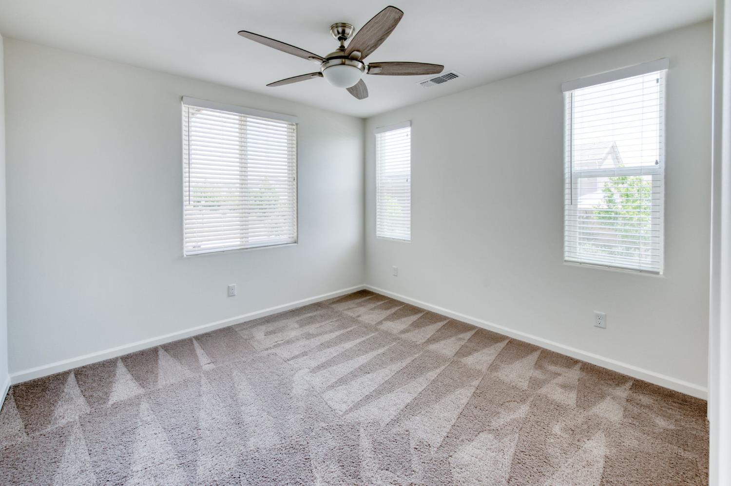 896 Lassen Ln W, Madera, CA 93636